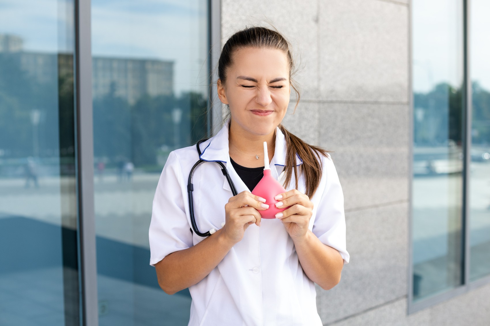 ragazza-con-camice-medico-e-clistere