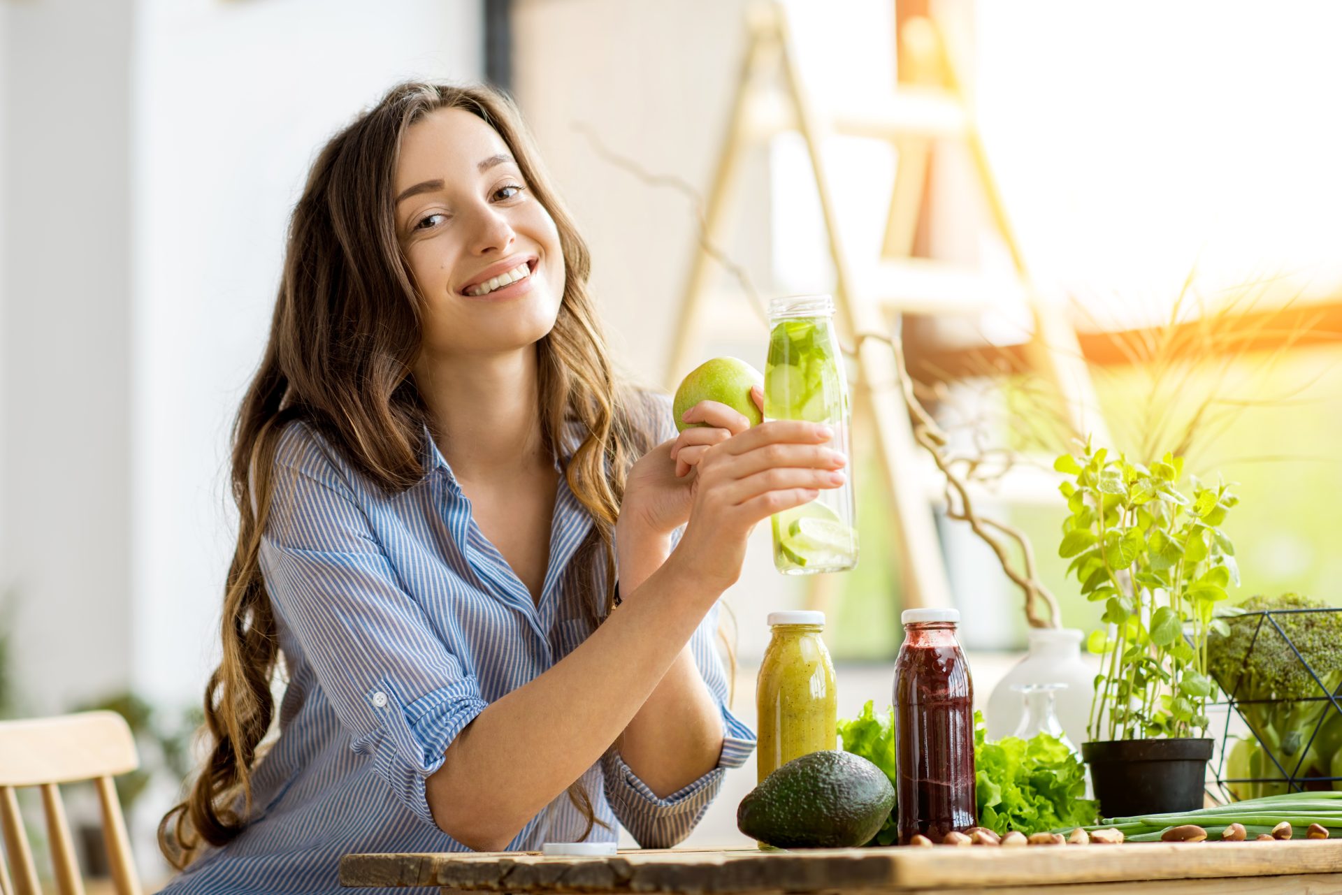 ragazza con succo di frutta